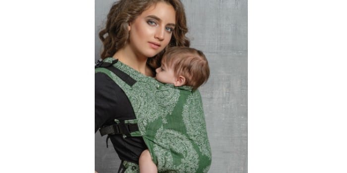 Мама с ребенком в эрго-рюкзаке Diva Milano Essenza