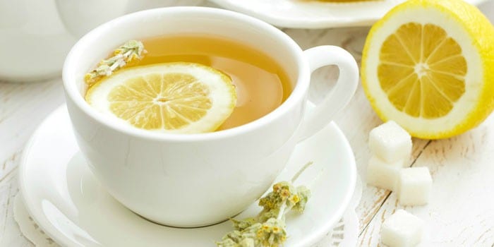 Чай с лимоном в чашке