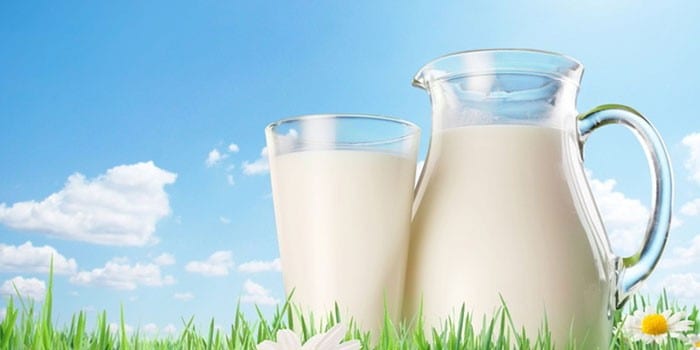 Молоко в стакане и графине