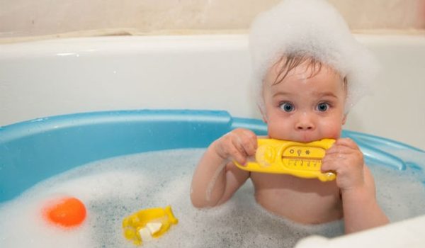7 опасностей, связанных с принятием ребенком ванны