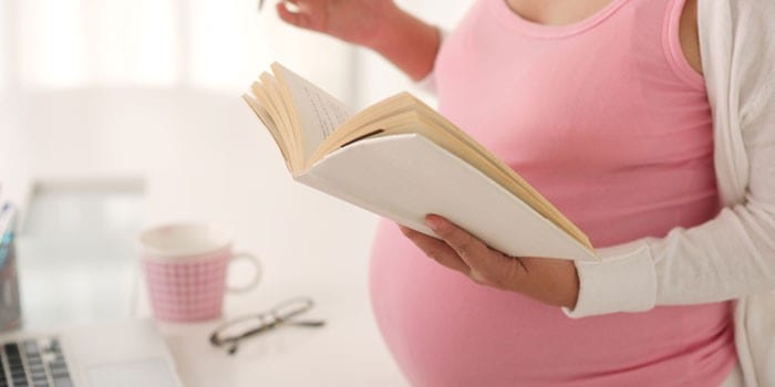 Беременная девушка с книгой