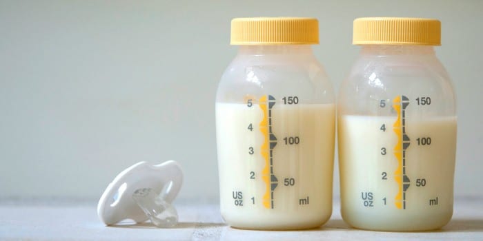Две бутылочки со сцеженным молоком и пустышка