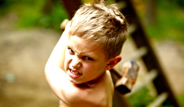 Причины гнева у ребенка и реакция родителей с учетом возраста