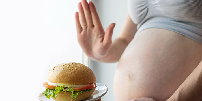 Беременная отказывается от гамбургера