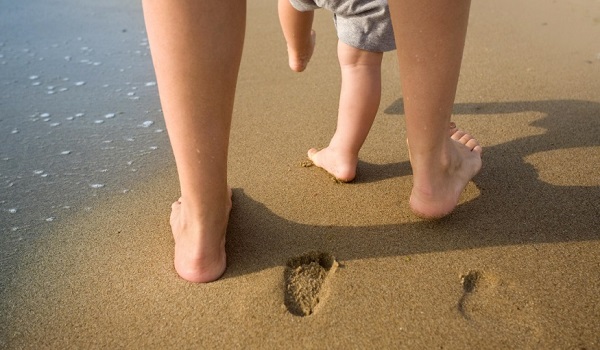 Почему детям нужно ходить босиком по песку