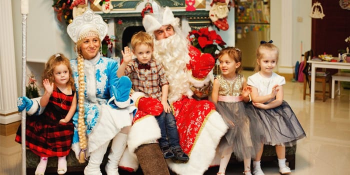 Дети с Дедом Морозом и Снегурочкой