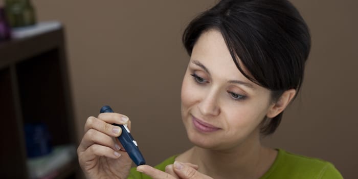 Женщина измеряет сахар в крови