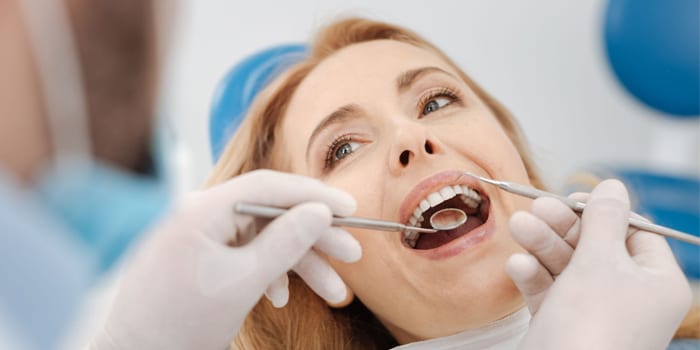 Женщина на приеме у стоматолога