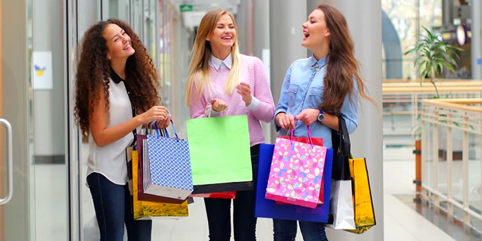 Женщины на шопинге 