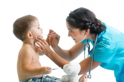 Лечение горла у детей препаратами и народными средствами