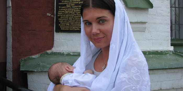 Мама с младенцем перед храмом