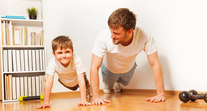 Папа тренируется вместе с сыном