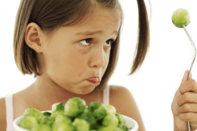 Почему ребенок не ест: стоит ли заставлять малыша