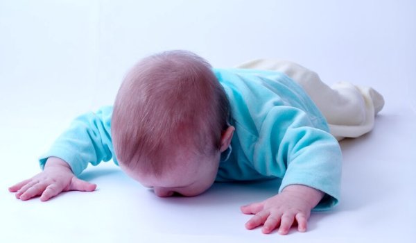Что делать, если младенец упал с кровати или пеленального столика