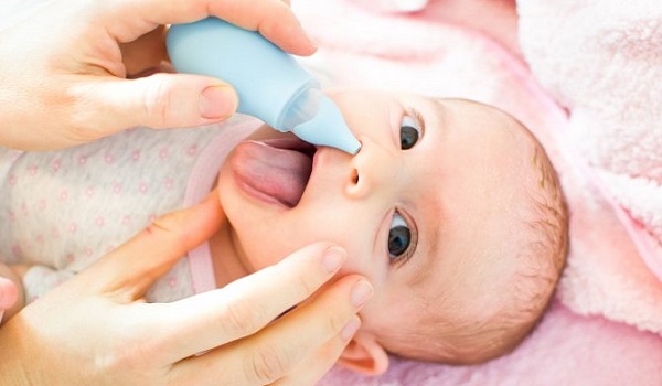 Помогает ли грудное молоко от детского насморка