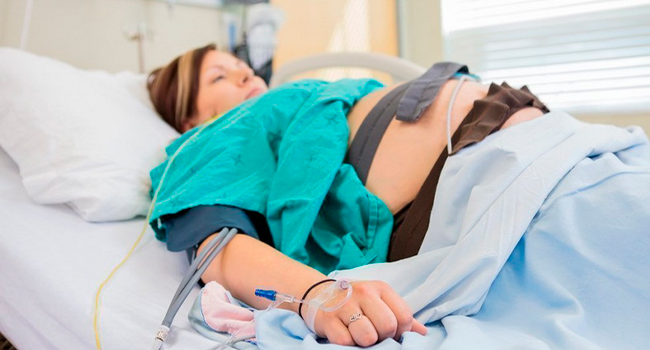 Беременная в больничной палате
