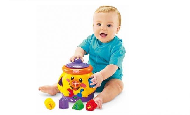 Складывание предметов в сортер для ребенка 6 месяцев