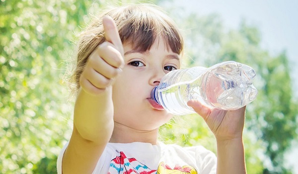 Как заставить ребенка пить больше воды