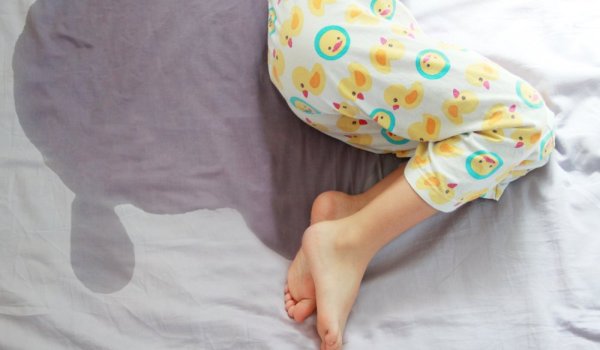 Как помочь ребенку перестать мочиться в постель
