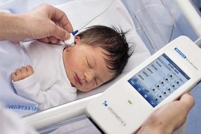 Проверка слуха у новорожденного