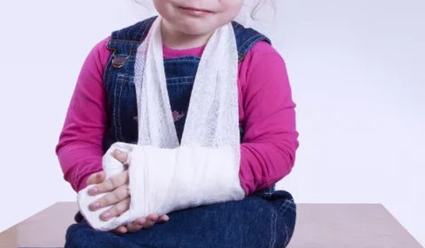 3 самых частых детских перелома костей, о которых родители должны стать