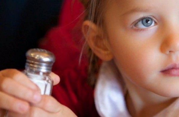 8 признаков, что ваш ребенок ест слишком много соли и вредит своему здоровью