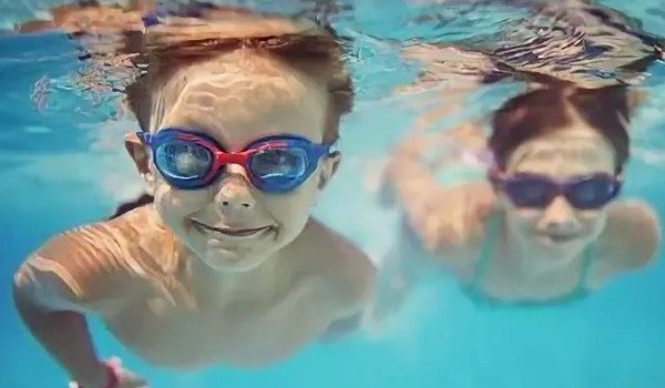 5 вещей, которые ваш ребенок не должен делать в бассейне и аквапарке