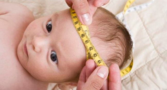 Измерение головы у ребенка