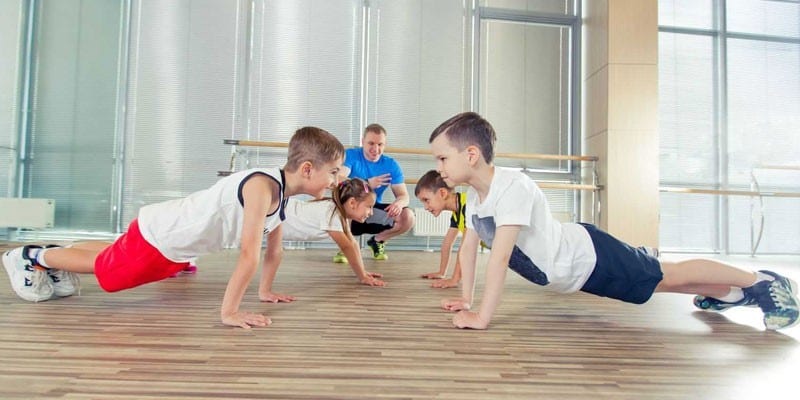 Дети на уроке физкультуры
