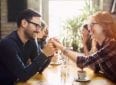 10 невербальных признаков, которые откроют все мысли партнера