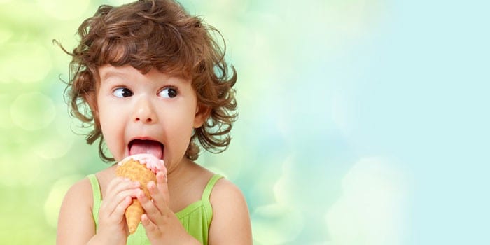 Ребенок кушает мороженое