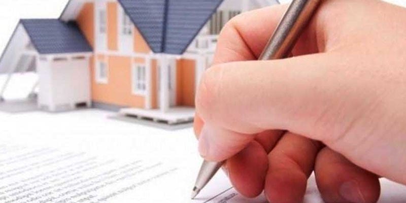 Человек подписывает документы
