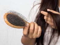 Выпавшие волосы на расческе у женщины