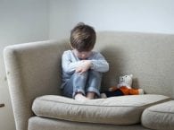 Ребенок в депрессии на диване
