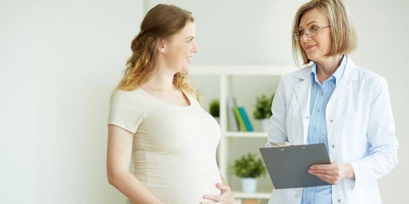 Беременная девушка консультируется с медиком
