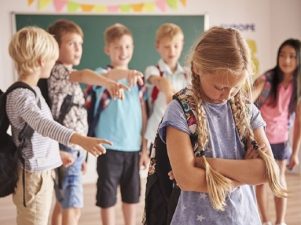 7 советов, как помочь детям справиться с тем, что их избегают в школе