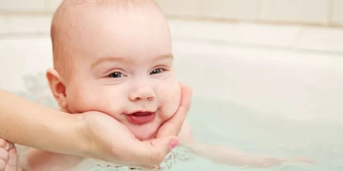 Ребенок плавает в ванной