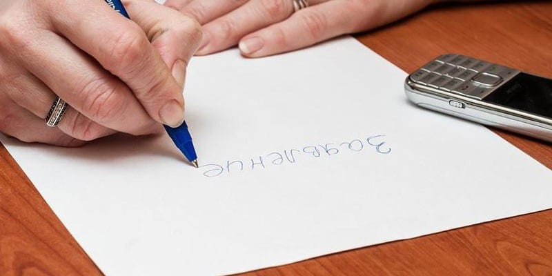 Женщина пишет заявление