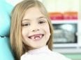 Во сколько выпадают молочные зубы у детей — норма и причины отклонений