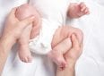 Причины дисплазии тазобедренных суставов у новорожденных — внутренние и внешние