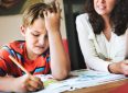 4 способа, которыми родители ухудшают оценки детей, пытаясь помочь
