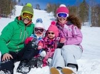 Семья на горнолыжном курорте