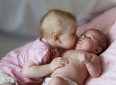 7 способов помочь малышу приспособиться к рождению другого ребенка