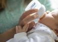 Как правильно кормить новорожденного из бутылочки — советы и правила