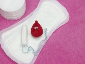 Как помочь дочери подготовиться к первой менструации