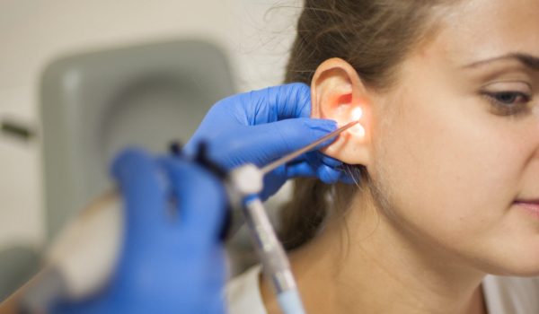 Как удалить посторонний предмет из уха