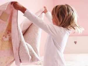 Как научить ребенка убирать постель