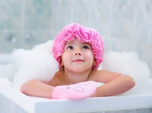 7 опасностей, связанных с принятием ребенком ванны