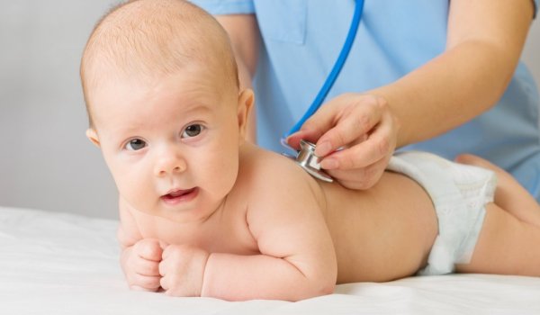 Что означает хрипящий кашель у младенцев и малышей