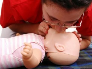 Как выполнить искусственное дыхание ребенку